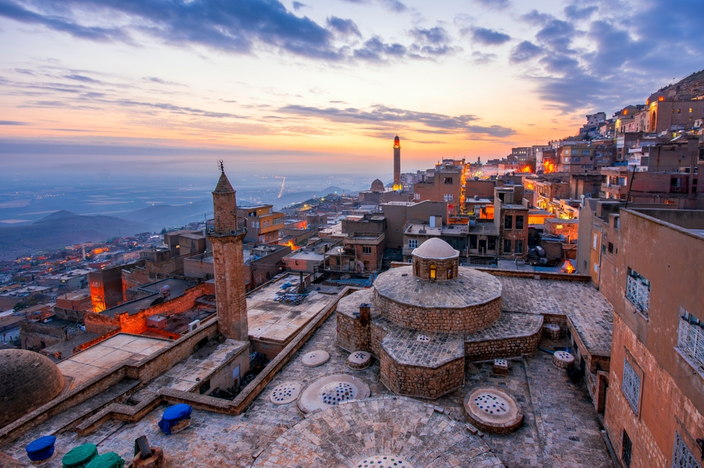 A képen Mardin városa látható Törökországban, ahogy a naplemente fényei megvilágítják az óvárost. - Z(s)eppelin utazás