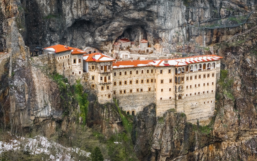 A képen látható helyszín a Sümela kolostor (Sümela Manastırı), amely Törökországban található. - Z(s)eppelin utazás