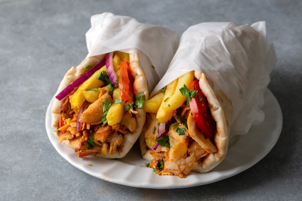 A képen egy gyros pita látható.