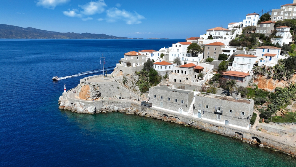 A képen Hydra szigete látható, amely a Szarón-szigetek egyike Görögországban. 