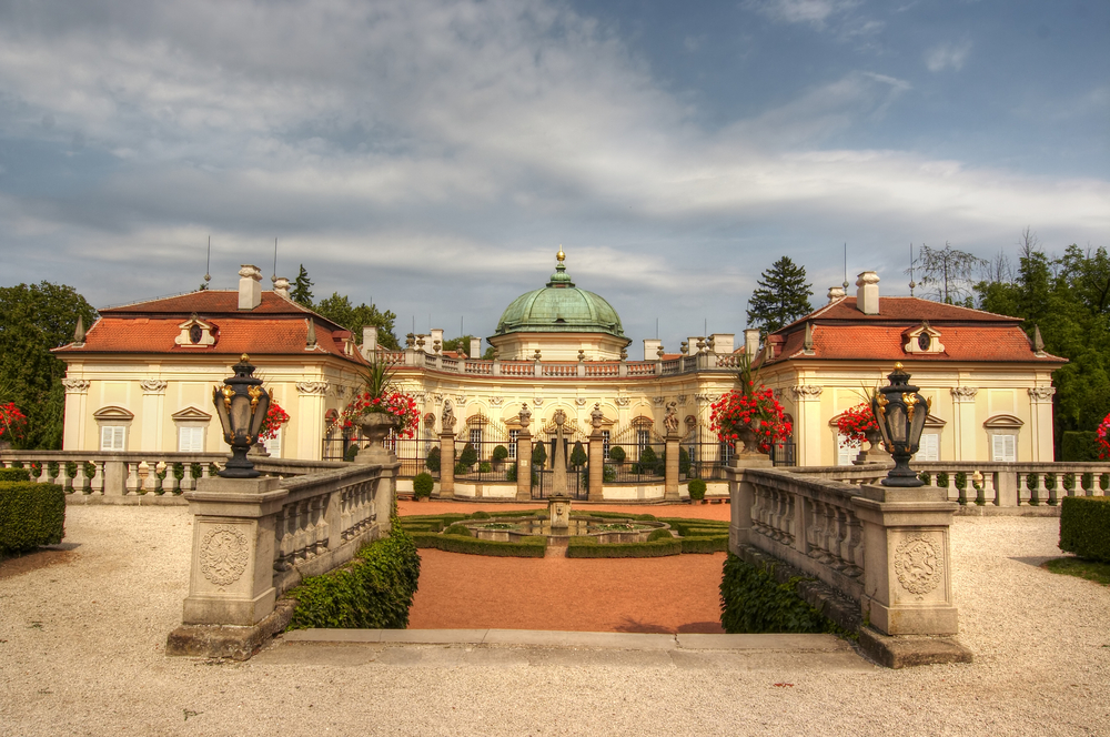Ez a kép a csehországi Buchlovice kastélyt ábrázolja, amely egy barokk stílusú villa.