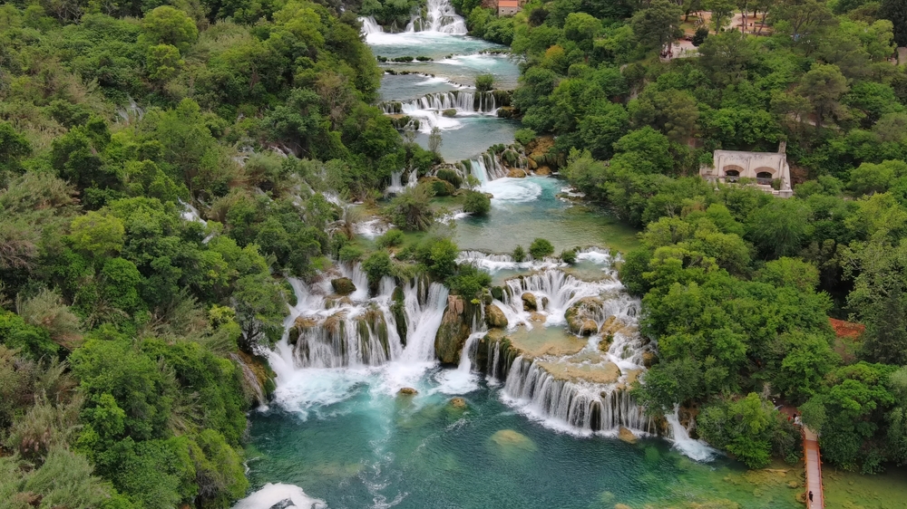 A képen a Krka Nemzeti Park egyik leghíresebb és leglátogatottabb vízesése, a Skradinski buk látható. 