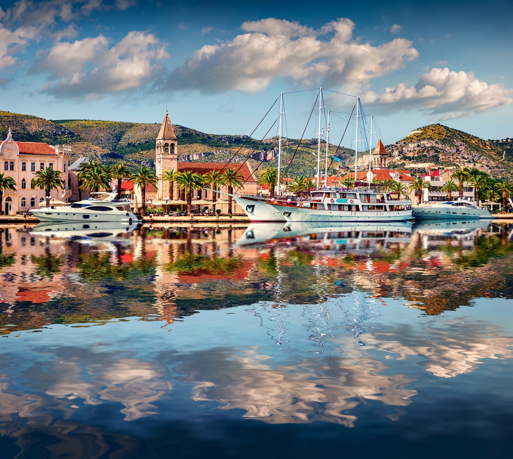 Ez a kép Trogir városát ábrázolja Horvátországban. A történelmi városközpont az UNESCO Világörökség része.
