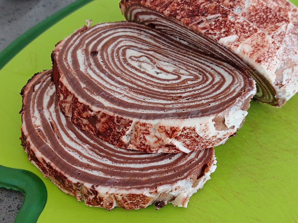 A képen látható édesség egy piskótatekercs vagy rolád, amelyet szeletelve tálaltak Opatija csokoládéfesztiválon. 