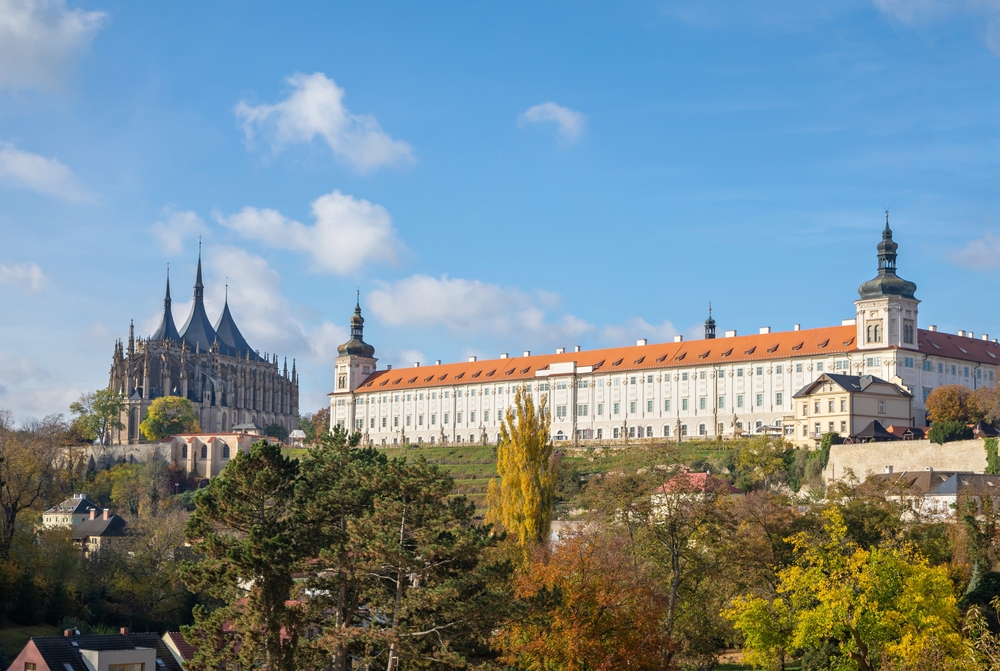 A képen a csehországi Kutná Hora városa látható, a Szent Borbála-templommal és a Jezsuita Kollégiummal. 