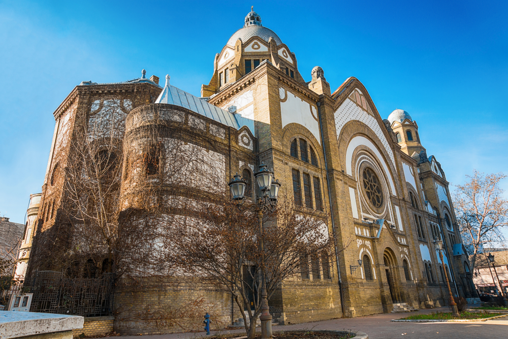 A képen az Újvidéki zsinagóga látható. 
