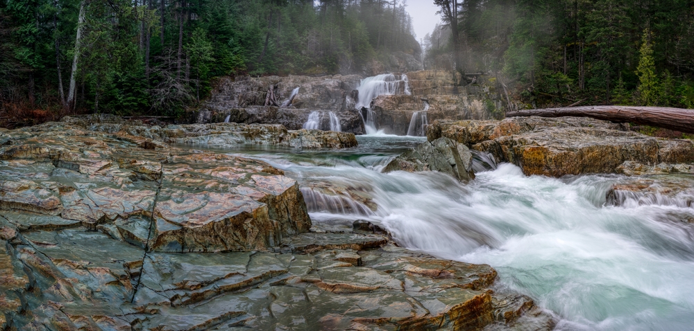 A képen a Myra-vízesés (vagy Alsó Myra-vízesés) látható, amely a kanadai Vancouver-szigeten, a Strathcona Tartományi Parkban található. - Z(s)eppelin utazás