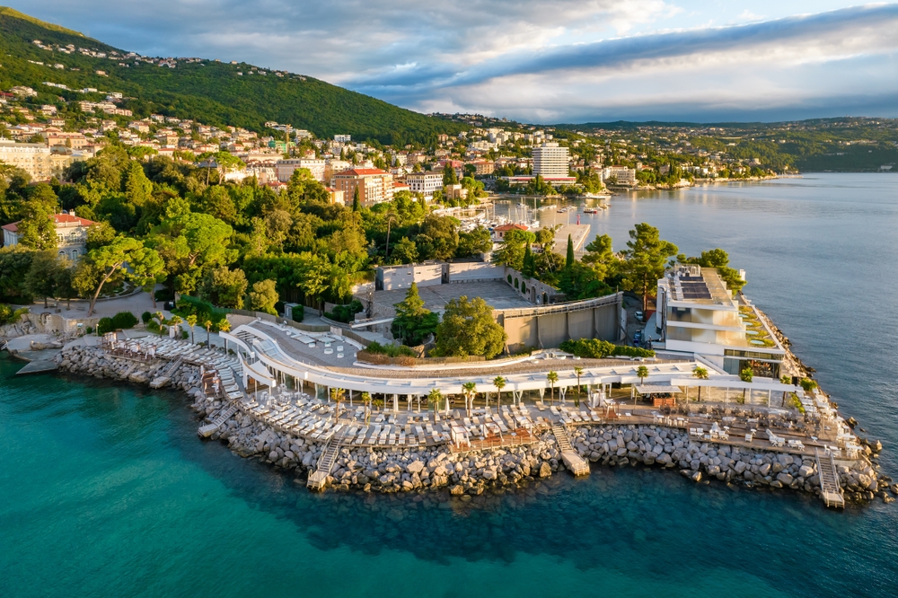 Ez a kép Opatija városát ábrázolja, a Kvarner-öböl partján, Horvátországban. 