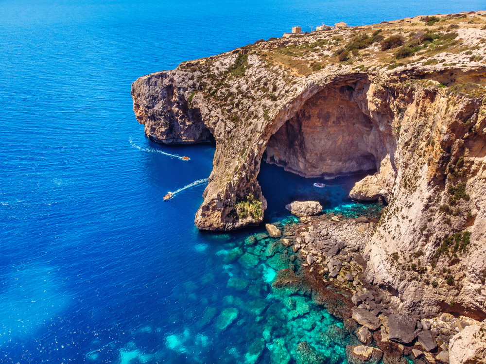 A képen Málta egyik leghíresebb természeti látványossága, a Blue Grotto (Kék-barlang) látható. 