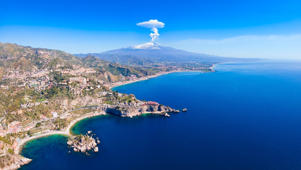 Ez a kép a szicíliai Taormina városát és az Etna vulkánt ábrázolja.  