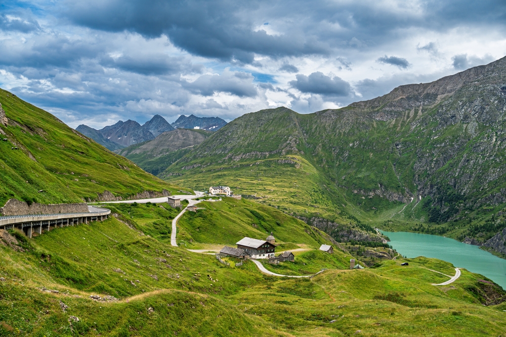 A képen a Grossglockner magashegyi út (Großglockner-Hochalpenstraße) látható Ausztriában.  - Z(s)eppelin utazás