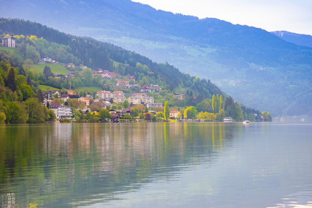 A képen az ausztriai Karintia tartományban található Ossiachi-tó (Ossiacher See) látható.  - Z(s)eppelin utazás