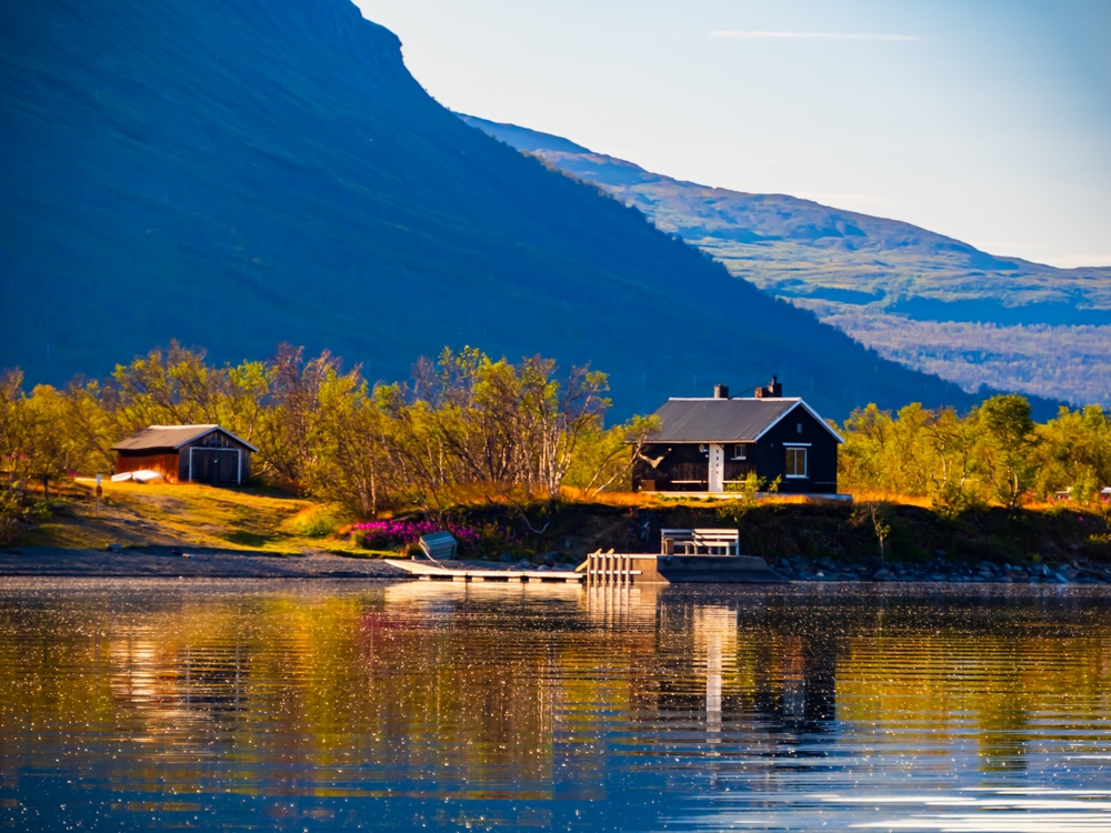 LAPPFÖLD ÉS AZ ÉSZAKI-FOK ÉJFÉLI NAPFÉNYBEN