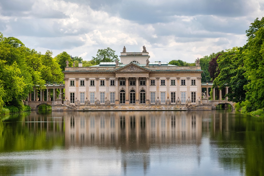 A képen a varsói Łazienki-palota látható, amelyet gyakran „Palota a vízen” néven is emlegetnek.  - Z(s)eppelin utazás