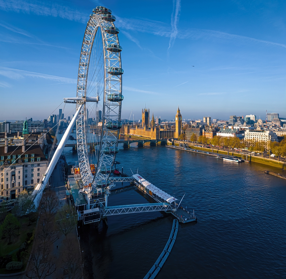 A képen a londoni Temze folyó partján álló ikonikus London Eye óriáskerék látható. 