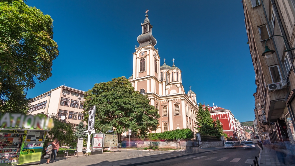 A képen a szarajevói Születés Székesegyház, más néven a Szarajevói Ortodox Székesegyház látható.