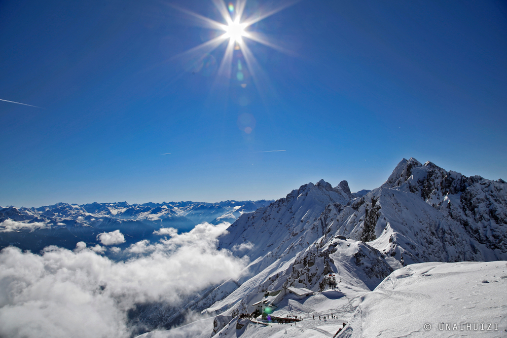 Ez a kép az innsbrucki Nordkette-hegységet ábrázolja, egy népszerű síterepet Ausztriában. 