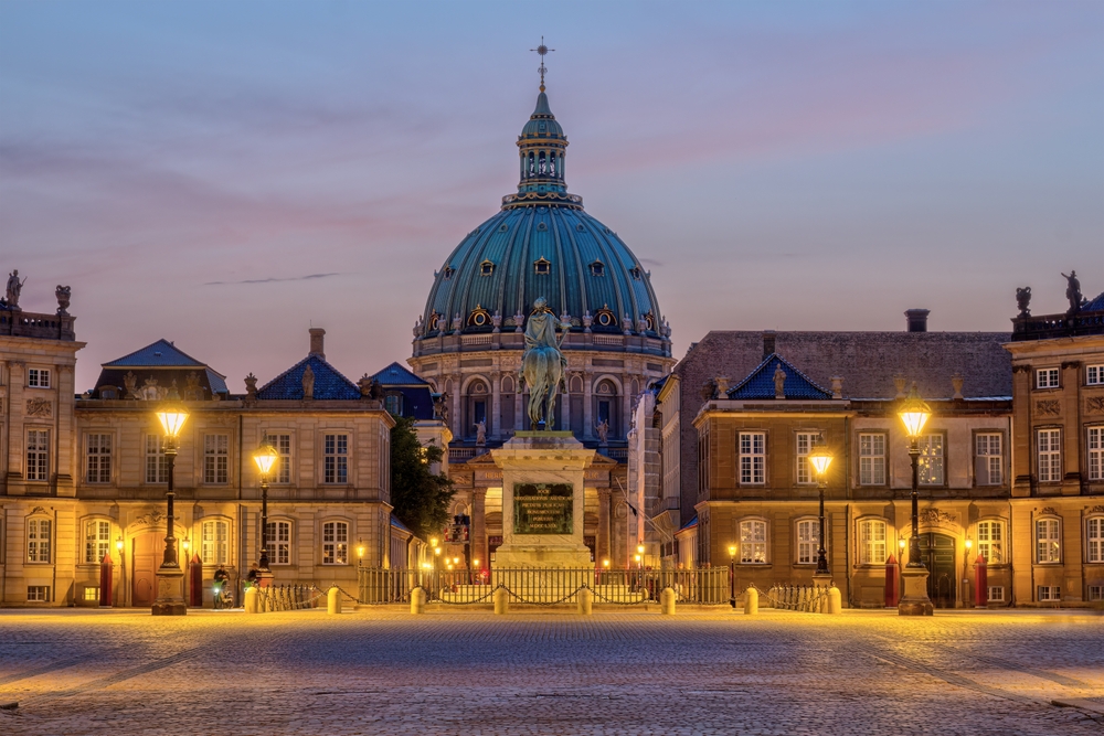 A képen a koppenhágai Frederik's Church (márványtemplom) és az Amalienborg palota látható az esti fényekben.  - Z(s)eppelin utazás