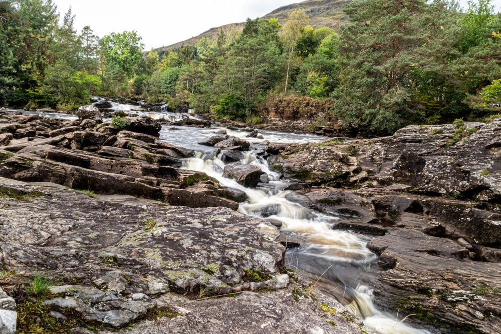 A képen a skóciai Killinben található Dochart vízesés látható. 