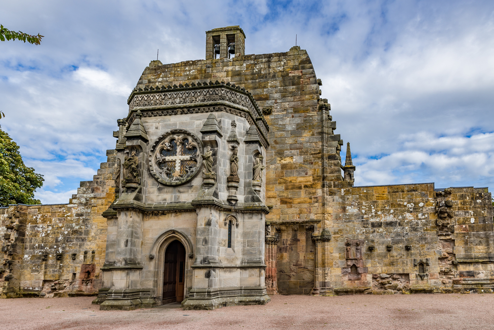Ez a kép a Rosslyn-kápolnát ábrázolja, amely Roslin közelében, Skóciában található. 