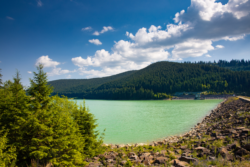 A képen a Hargita megyében található Szépvízi-víztározó (románul Lacul Frumoasa) látható.  - Z(s)eppelin utazás