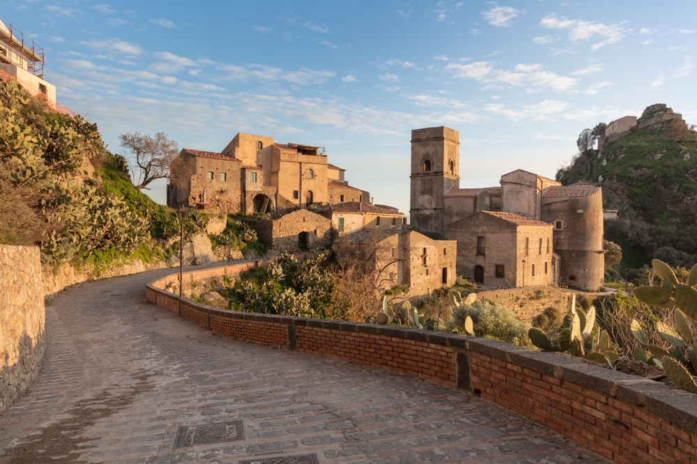 A képen a szicíliai Savoca festői hegyi faluja látható, amely Messina tartományban található. - Z(s)eppelin utazás