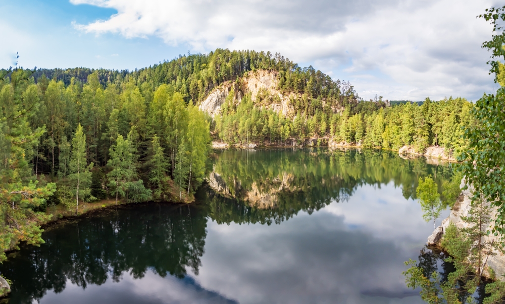 A képen az Adršpach-Teplice sziklaváros természetvédelmi területen található Pískovna bányató látható Csehországban. - Z(s)eppelin utazás