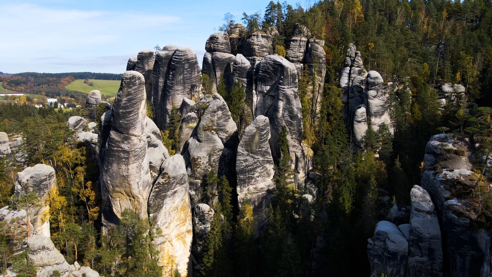A képen az Adršpach-Teplice sziklák láthatók, amelyek Csehország egyik leglátványosabb homokkő sziklavárosa.  - Z(s)eppelin utazás