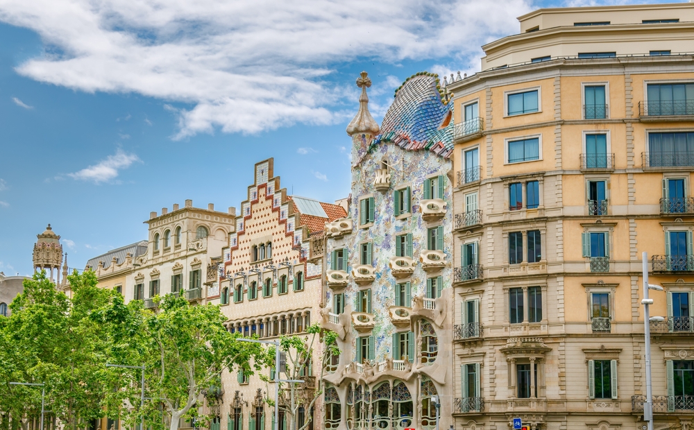A képen a Casa Batlló látható, amely egy ikonikus épület Barcelonában. 