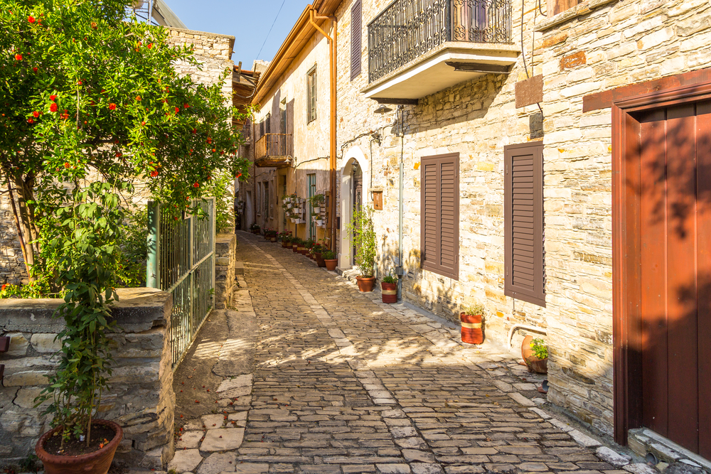 A kép a ciprusi Pano Lefkara falu egyik szűk, hangulatos utcáját mutatja be.