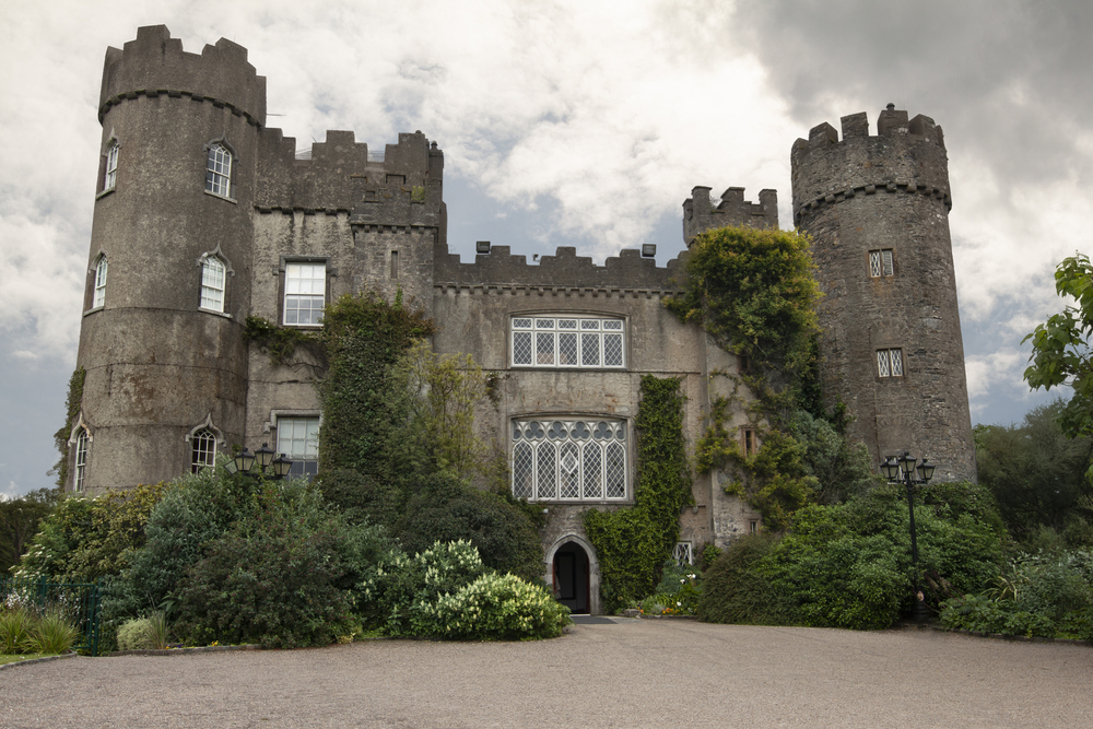 A képen látható épület a Dublin északi részén található Malahide kastély. 