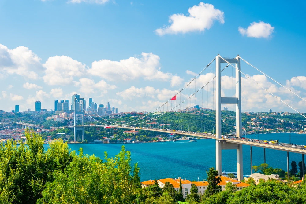 A képen a Július 15. vértanúinak hídja (korábban Boszporusz híd) látható Isztambulban, amely összeköti Európát és Ázsiát. 