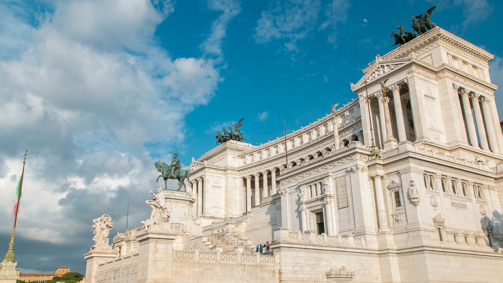 Az épület a római II. Viktor Emánuel emlékmű (Altare della Patria).  