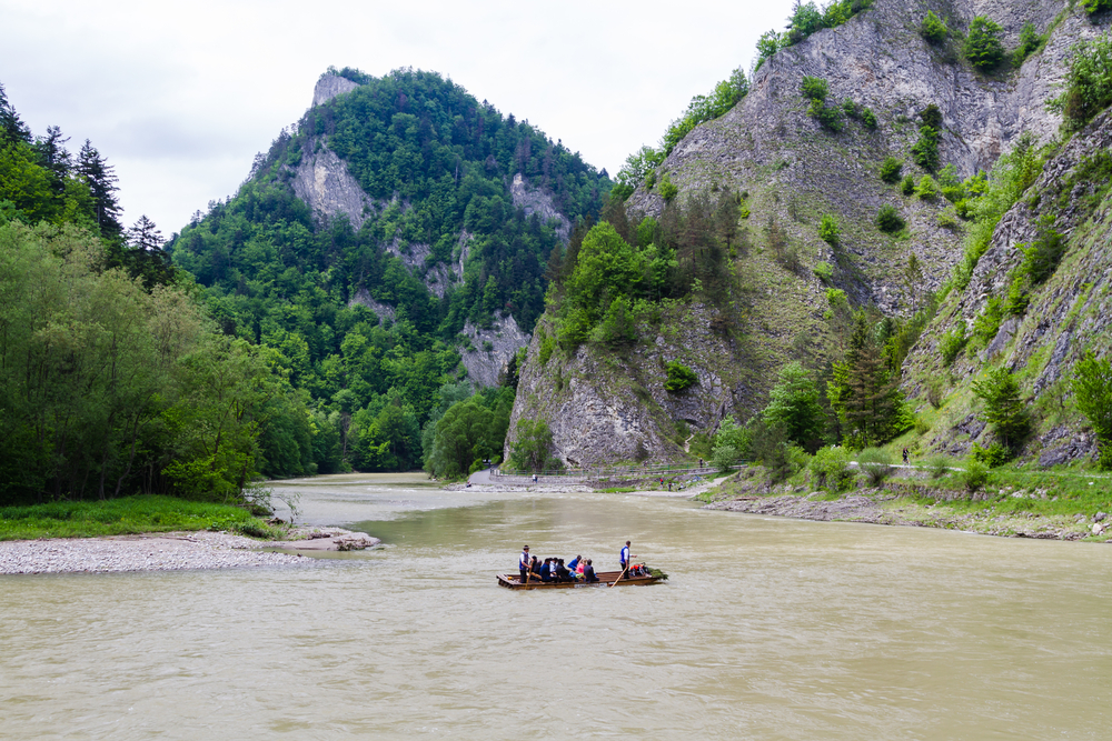 Ez a kép a Dunajec-áttörést ábrázolja, ahol tutajozási lehetőség van a Pieninek Nemzeti Parkban.